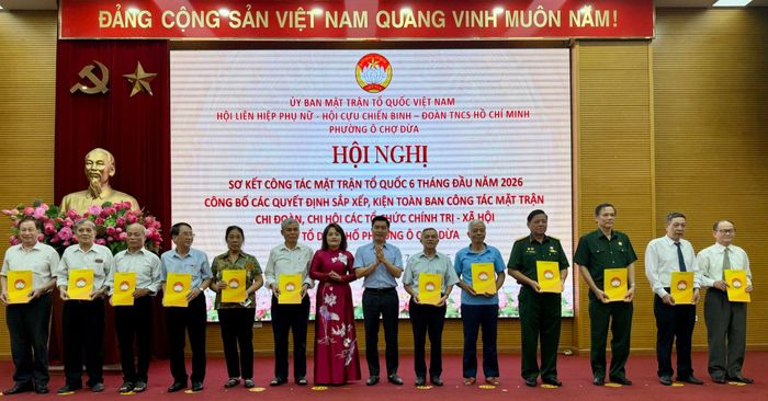 Chủ tịch UBND phường Lê Tuấn Định và Chủ tịch Ủy ban MTTQ Việt Nam phường Đào Thị Minh Hiền trao quyết định cho các Ban Công tác Mặt trận tổ dân phố mới. Ảnh: Võ Giang