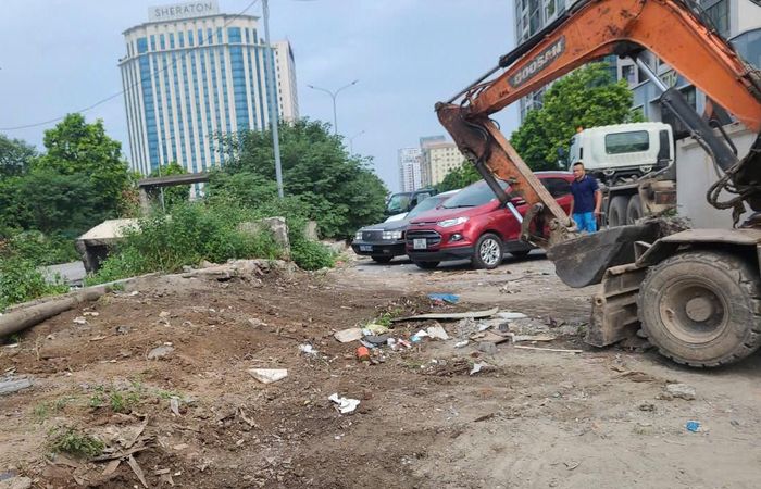 Điểm đen rác thải ở đường Lê Đức Thọ (phường Từ Liêm) đang được khẩn trương thu gom. Ảnh: Đức Duy