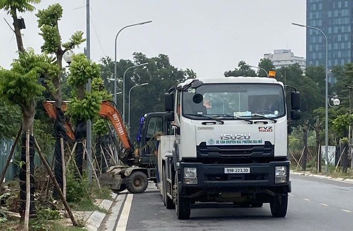 Vỉa hè trên đường Sa Đôi đang được thu gom rác. Ảnh: Đức Duy