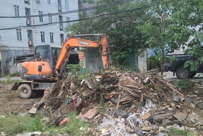 URENCO - Chi nhánh Cầu Diễn đã bố trí máy chuyên dụng đến thu gom hết lượng rác tồn đọng đường tại tuyến nối Lê Đức Thọ – Phạm Hùng (phường Từ Liêm). Ảnh: Đức Duy