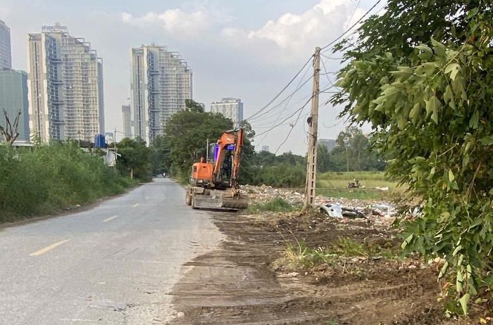 Khu vực Sa Đôi (phường Đại Mỗ) cũng được URENCO - Chi nhánh Cầu Diễn huy động máy móc đến thu gom, đưa đi xử lý. Ảnh: Đức Duy