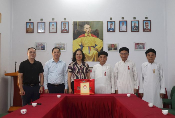 Đoàn công tác của Ủy ban MTTQ Việt Nam thành phố Hà Nội chụp ảnh cùng các chức sắc Ban Cai quản Thánh Thất Cao Đài Tây Ninh tại Hà Nội. Ảnh: Hiền Chi