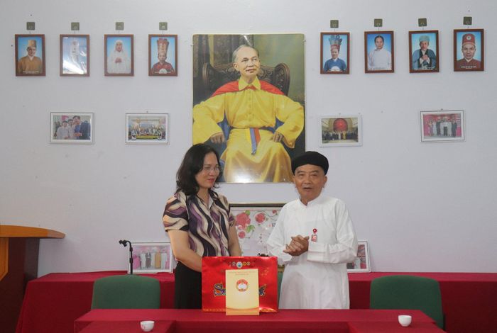 Phó Chủ tịch Ủy ban MTTQ Việt Nam thành phố Hà Nội Nguyễn Thị Thu Huyền tặng quà Giáo sư Ngọc Liêm Thanh - thương binh hạng 3/4. Ảnh: Hiền Chi