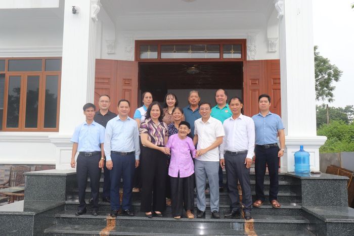 Đoàn công tác của Ủy ban MTTQ Việt Nam thành phố Hà Nội chụp ảnh lưu niệm cùng gia đình Bà mẹ Việt Nam Anh hùng Đinh Thị Lê. Ảnh: Hiền Chi