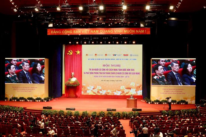 Quyền Bộ trưởng Bộ Nội vụ Nguyễn Tiến Hải báo cáo tại hội nghị. Ảnh: Nhật Nam