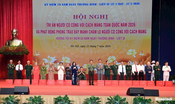 Các đồng chí lãnh đạo Trung ương tặng quà các đại biểu tham dự hội nghị. Ảnh: Nhật Nam