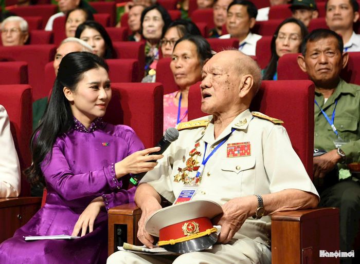 Đại tá Nguyễn Hữu Tài, nguyên Phó Cục trưởng Cục Quân huấn (Bộ Tổng Tham mưu) chia sẻ tại hội nghị. Ảnh: Nhật Nam