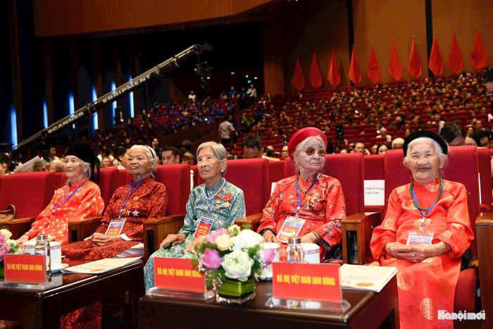 Các Bà mẹ Việt Nam Anh hùng tiêu biểu tham dự hội nghị. Ảnh: Nhật Nam