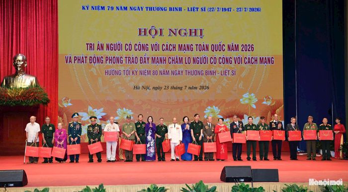 Các đồng chí lãnh đạo Trung ương tặng quà các đại biểu tham dự hội nghị. Ảnh: Nhật Nam