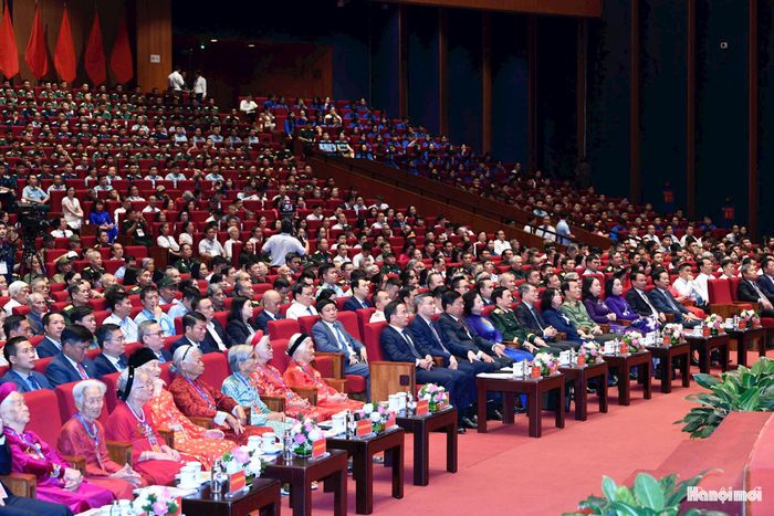 Các đồng chí lãnh đạo Đảng, Nhà nước tham dự hội nghị. Ảnh: Nhật Nam