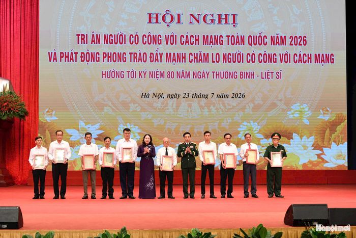 Đại tướng Phan Văn Giang và Phó Chủ tịch nước Võ Thị Ánh Xuân đã trao trả kỷ vật cho thân nhân các Anh hùng Liệt sĩ. Ảnh: Nhật Nam