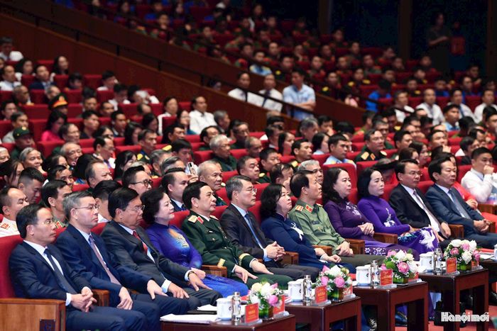 Các đồng chí lãnh đạo Đảng, Nhà nước tham dự hội nghị. Ảnh: Nhật Nam