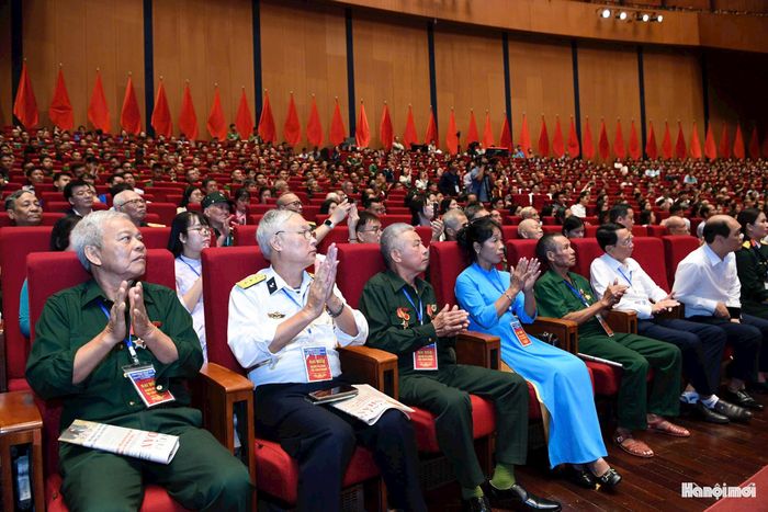 Các đại biểu là người có công, thân nhân Liệt sĩ của 34 tỉnh, thành phố trên cả nước tham dự hội nghị. Ảnh: Nhật Nam