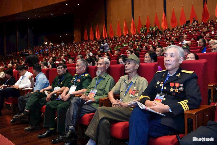 Các đại biểu là người có công, thân nhân Liệt sĩ của 34 tỉnh, thành phố trên cả nước tham dự hội nghị. Ảnh: Nhật Nam