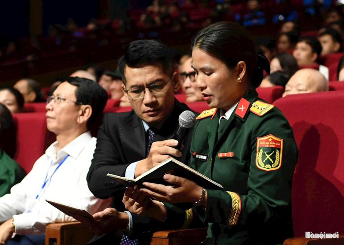 Thượng tá Đặng Thị Bích Trang, vợ Đại úy, liệt sĩ phi công Trần Thanh Nghị chia sẻ tại hội nghị. Ảnh: Nhật Nam