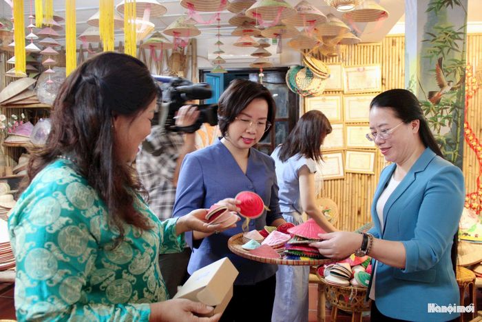 Lãnh đạo Ủy ban MTTQ Việt Nam thành phố Hà Nội tham quan, khảo sát tại HTX Mây tre nón lá Thu Hương (xã Thanh Oai). Ảnh: Lê Dung