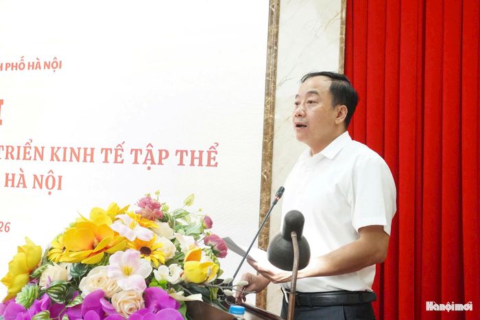 Phó Chủ tịch phụ trách Liên minh HTX thành phố Hà Nội Nguyễn Tiến Phong báo cáo tại hội nghị. Ảnh: Lê Dung