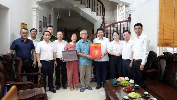 Bí thư Đảng ủy, Chủ tịch HĐND phường Yên Nghĩa Nguyễn Nguyên Quân trao tặng quà cho các gia đình thân nhân liệt sĩ và thương binh trên địa bàn phường. Ảnh: VT