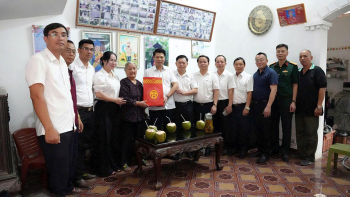 Đồng chí Nguyễn Nguyên Quân ân cần thăm hỏi sức khỏe, động viên gia đình người có công với cách mạng trên địa bàn phường Yên Nghĩa. Ảnh: VT