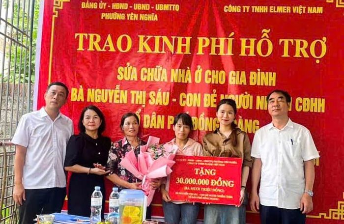 Lãnh đạo phường Yên Nghĩa trao kinh phí hỗ trợ sửa chữa nhà ở cho gia đình người hoạt động kháng chiến bị nhiễm chất độc hóa học. Ảnh: VT