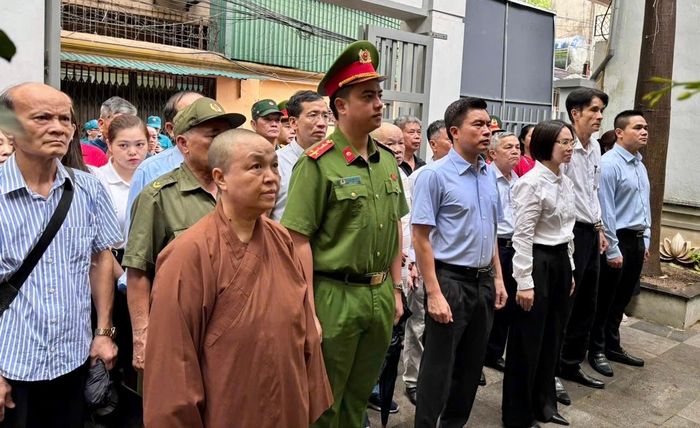 Phó Bí thư Đảng ủy, Chủ tịch UBND phường Ô Chợ Dừa Lê Tuấn Định cùng các đại biểu dự lễ dâng hương tại chùa Cát Linh. Ảnh: PV