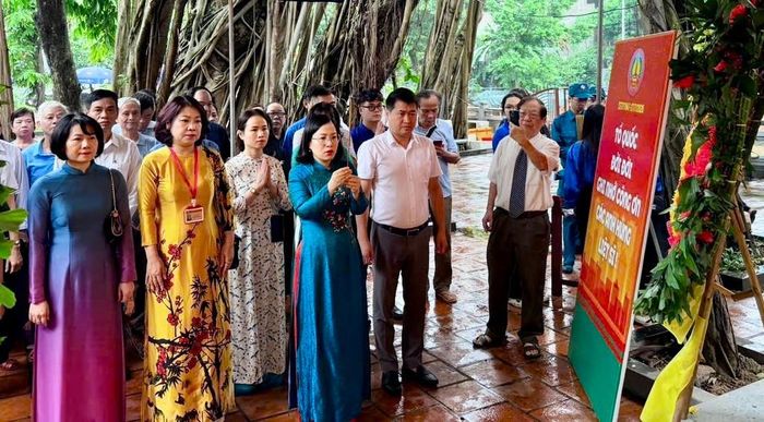 Phó Bí thư Thường trực Đảng ủy phường Ô Chợ Dừa Lê Ngọc Hân cùng các đại biểu thành kính tưởng nhớ các anh hùng liệt sĩ tại đình Hào Nam. Ảnh: PV