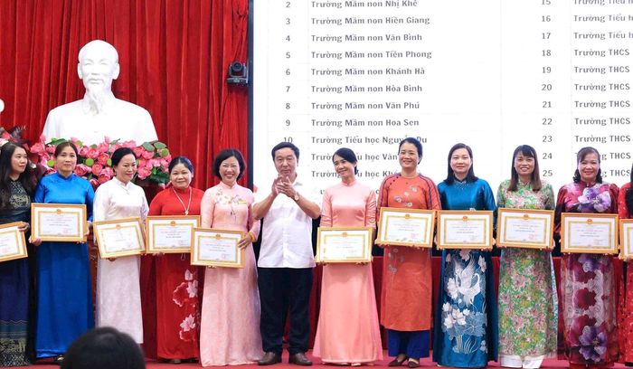 Chủ tịch UBND xã Thường Tín Phan Thanh Tùng trao phần thưởng cho các thầy cô giáo trên địa bàn. Ảnh: PV