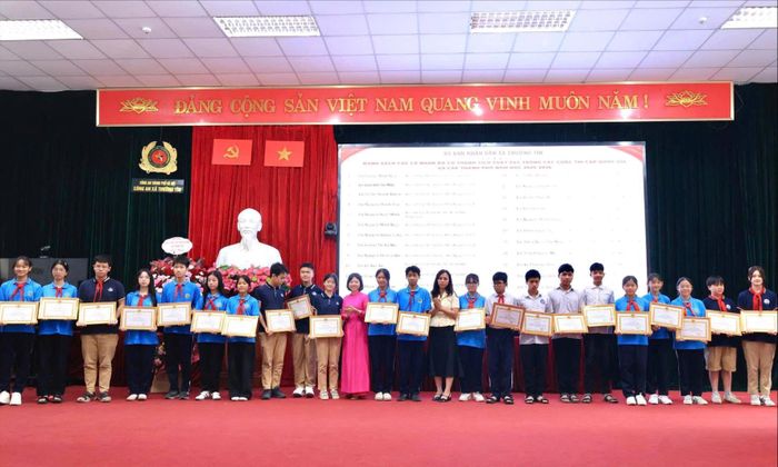 Các em học sinh xã Thường Tín vinh dự được nhận phần thưởng. Ảnh: PV