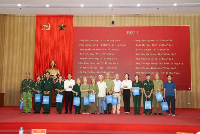 Lãnh đạo phường đã trao 136 suất quà với tổng trị giá gần 100 triệu đồng tới các thương binh, bệnh binh, gia đình chính sách. Ảnh: Thái Phương
