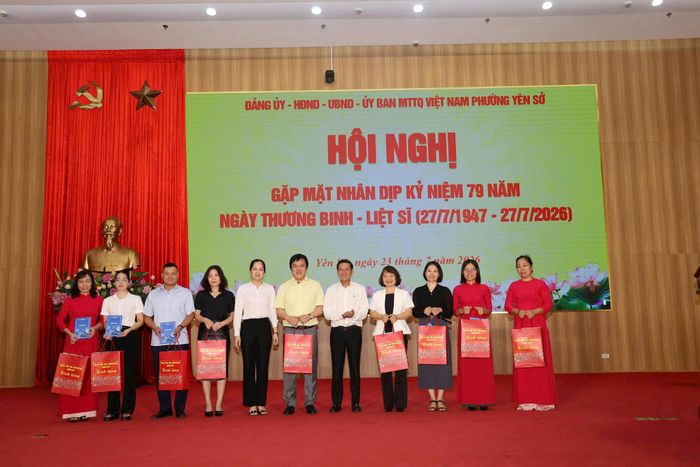 Đảng ủy - HĐND - UBND - Ủy ban MTTQ Việt Nam phường Yên Sở gặp mặt con em các gia đình chính sách đang công tác tại phường. Ảnh: Thái Phương