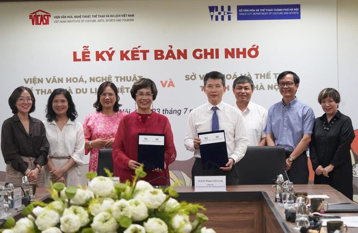 PGS. TS Nguyễn Thị Thu Phương, Viện trưởng Viện Văn hóa, Nghệ thuật, Thể thao và Du lịch Việt Nam và TS Phạm Tuấn Long, Giám đốc Sở Văn hóa và Thể thao Hà Nội thực hiện nghi thức ký và trao bản ghi nhớ hợp tác. Ảnh: PV