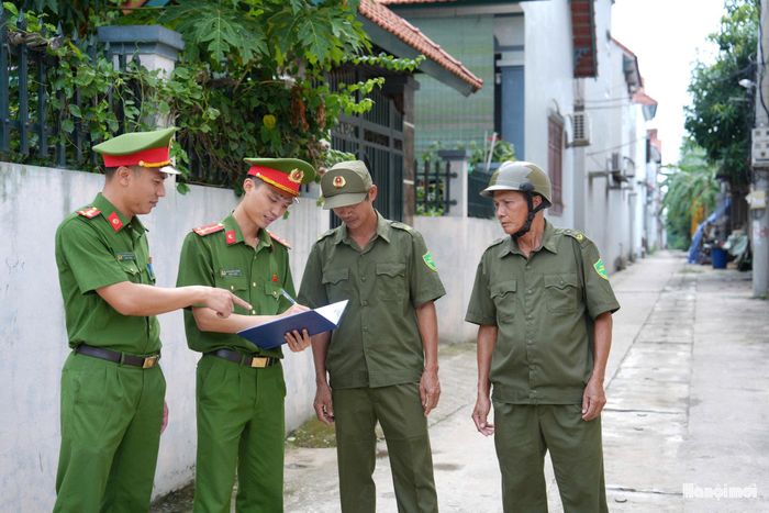 Công an xã Yên Lãng phối hợp cùng an ninh cơ sở kiểm tra, đảm bảo an ninh trật tự trên địa bàn. Ảnh: Phạm Hùng