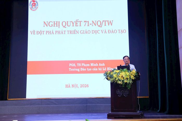 PGS.TS Phạm Minh Anh truyền đạt những nội dung cốt lõi của Nghị quyết số 71. Ảnh: PV