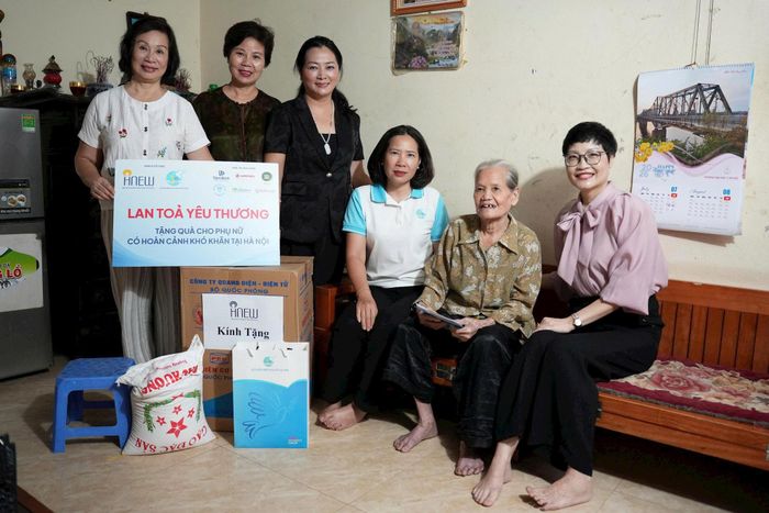 Phó Chủ tịch Ủy ban MTTQ Việt Nam thành phố, Chủ tịch Hội Liên hiệp phụ nữ thành phố Hà Nội Lê Kim Anh và Bí thư Đảng ủy, Chủ tịch HĐND phường Kim Liên Hoàng Thị Phương Ngọc thăm hỏi hội viên phụ nữ. Ảnh: Hoàng Lan