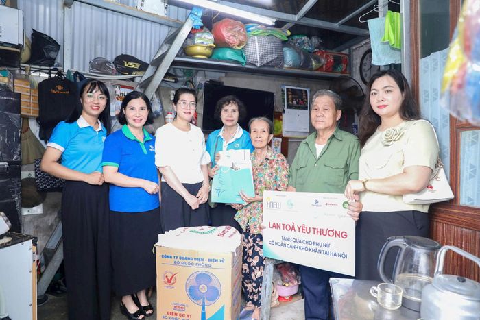 Phó Chủ tịch Hội Liên hiệp phụ nữ thành phố Hà Nội Nguyễn Kim Quý trao tặng quà cho hội viên phụ nữ khó khăn. Ảnh: Hoàng Lan