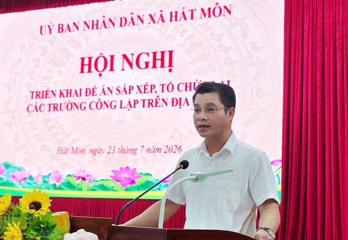 Phó Chủ tịch UBND xã Hát Môn phát biểu. Ảnh: HT