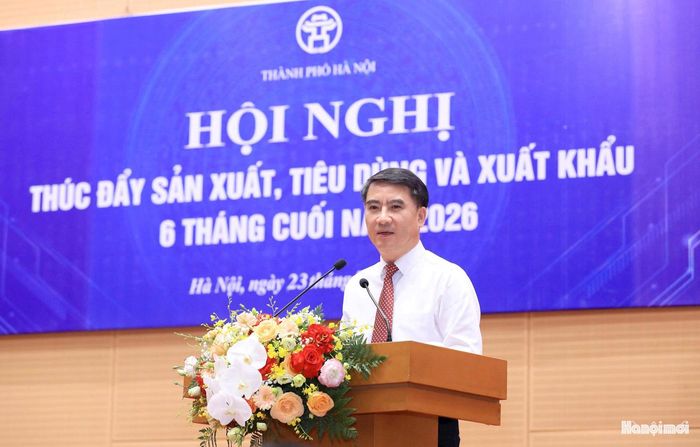 Ủy viên Ban Thường vụ Thành ủy, Phó Chủ tịch UBND thành phố Hà Nội Nguyễn Xuân Lưu phát biểu. Ảnh: Viết Thành