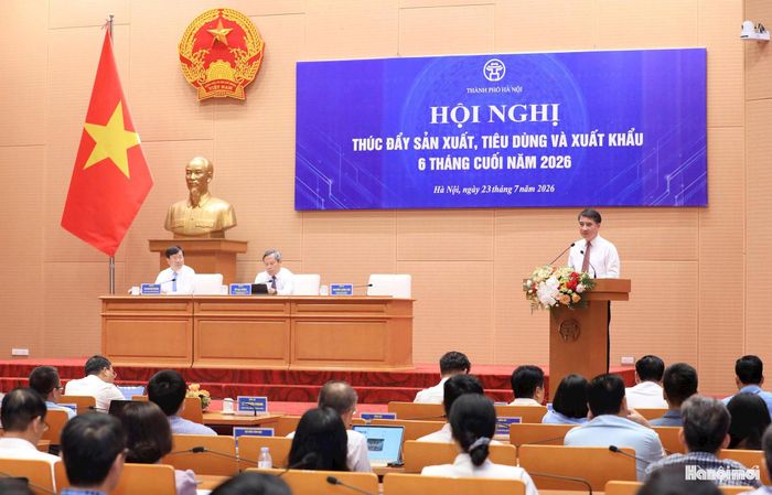 Ủy viên Ban Thường vụ Thành ủy, Phó Chủ tịch UBND thành phố Hà Nội Nguyễn Xuân Lưu phát biểu. Ảnh: Viết Thành