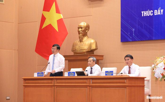 Giám đốc Sở Công Thương Hà Nội Võ Nguyên Phong trả lời kiến nghị của doanh nghiệp. Ảnh: Viết Thành