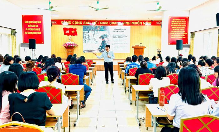 TS Ngô Văn Hùng truyền đạt các nghị quyết, văn bản mới của Trung ương và thành phố Hà Nội. Ảnh: Trần Oanh