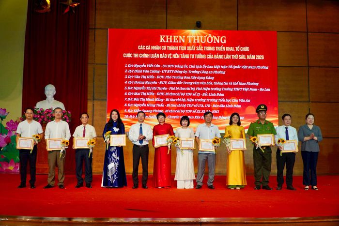 Lãnh đạo phường khen thưởng các cá nhân có thành tích trong việc triển khai cuộc thi. Ảnh: Tiến Đạt