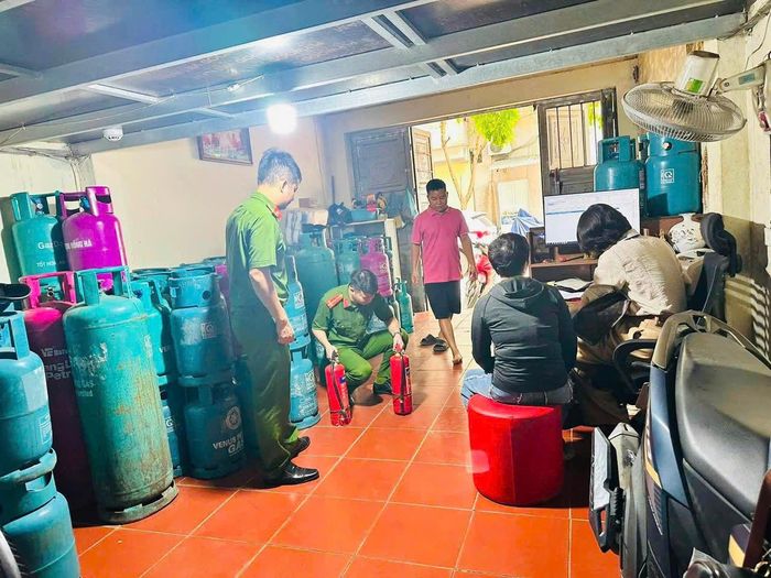 Tổ công tác liên ngành kiểm tra trạng thái hoạt động của các thiết bị PCCC. Ảnh: Thu Oanh