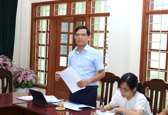 Chi cục trưởng Chi cục Thủy lợi và Phòng, chống thiên tai Hà Nội Nguyễn Duy Du trao đổi tại buổi kiểm tra. Ảnh: Kim Nhuệ