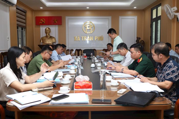 Đoàn công tác của thành phố Hà Nội kiểm tra hồ sơ công tác chuẩn phòng chống thiên tai tại xã Trần Phú. Ảnh: Kim Nhuệ