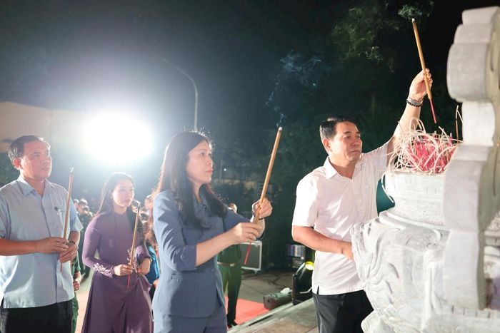 Những nén hương thơm được thắp lên gửi lời tri ân đến các anh hùng liệt sỹ