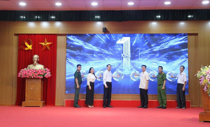Thực hiện nghi thức phát động đợt cao điểm 100 ngày thúc đẩy chuyển đổi số. Ảnh: PV