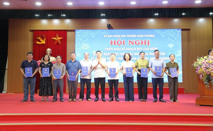 UBND phường Xuân Phương kiện toàn 20 tổ chuyển đổi số cộng đồng. Ảnh: PV