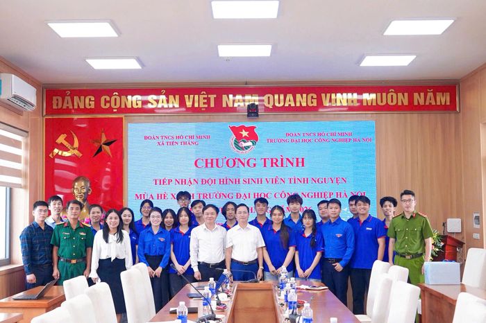 Các đại biểu có mặt tại chương trình tiếp nhận đội hình sinh viên tình nguyện. Ảnh PV