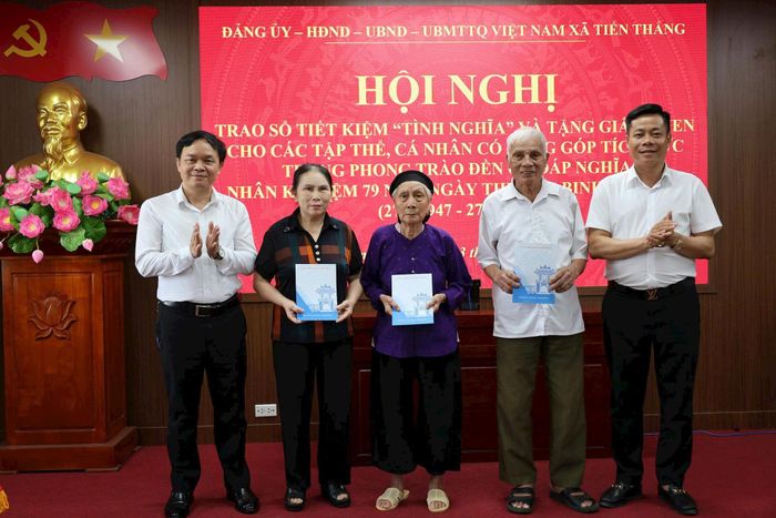 Sổ tiết kiệm "Tình nghĩa" được trao tận tay các gia đình nhân dịp ngày 27/7. Ảnh PV