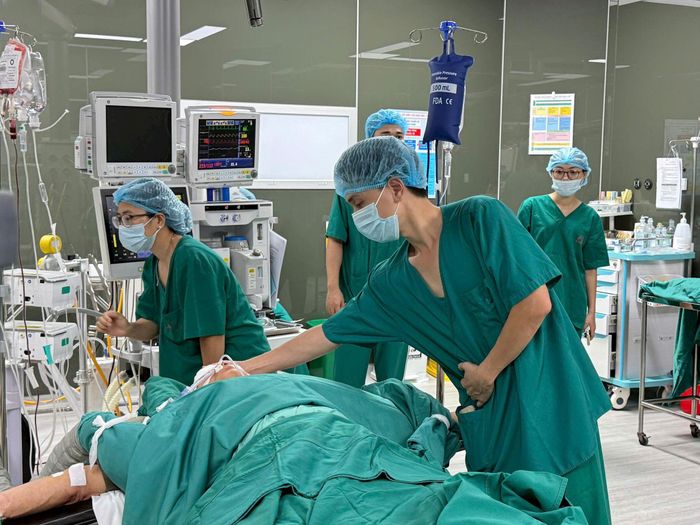 Hình ảnh con trai bệnh nhân vào nói lời tạm biệt cha. Ảnh: BVCC
